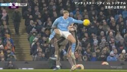 「大丈夫か？生きてるか？」「戦車すぎる」194 cmの怪物・ハーランドは空中戦もエグい！ 容赦ない肘打ちを顔面に食らわす→DF2人を吹っ飛ばした瞬間