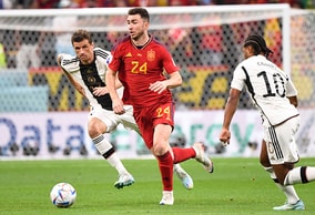 【スペイン代表の弱点２】リスク承知のハイライン。日本代表は前田大然、伊東純也、三笘薫らが裏を狙い続けたい【W杯】