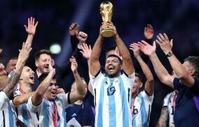 「一番目立ってる」試合に出ていなくても誰よりも喜ぶアグエロが反響！「その太鼓どこから持ってきたんだ(笑)」