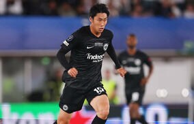 「素晴らしいポゼッションと前進を見せた」CL2戦目でPOTMに選ばれた鎌田大地が笑顔でトロフィーと2ショット「素晴らしい夜」