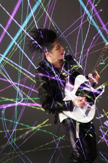 世界規模で活躍するギタリスト・MIYAVI 超絶ギターテクニックを『アベプラ』で生披露 | ニュース | ABEMA TIMES | アベマタイムズ