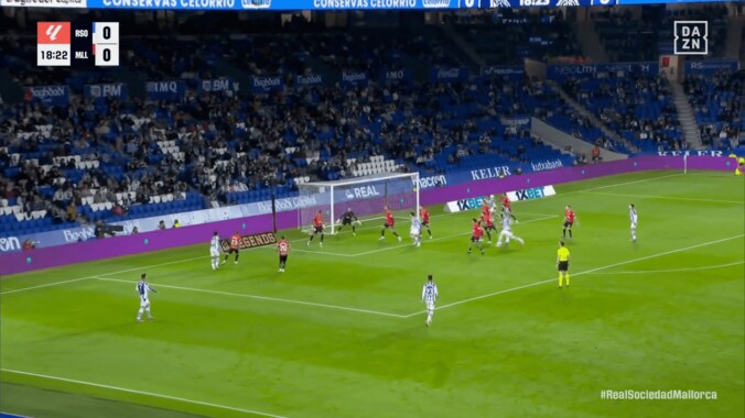 呪い…？ 久保建英が高精度クロス→味方が痛恨ミス…「アシストを消すな！」「なんだよ今のヘッド」アシスト未遂にSNS騒然  5枚目