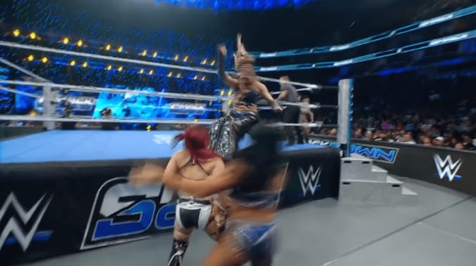 ジュリアの場外ドロップキックでイヨが“開脚受け身”