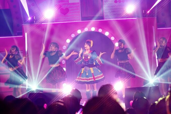 Yui Ogura achève sa tournée 2025 ! 20 chansons interprétées sur une scène sur le thème du « laboratoire » [Setlist incluse] 5枚目