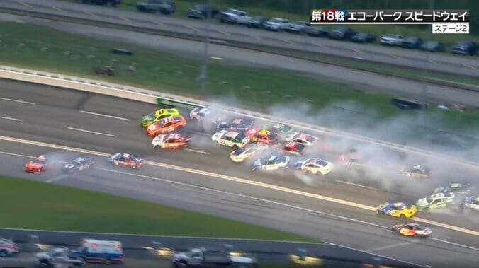 「何台巻き込まれたか」23台が絡む大クラッシュで赤旗中断 米レースの今季最大級事故に放送席騒然「逃げ場がない」 2枚目