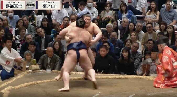 「どうした？」熱海富士に異変？ 197kgの巨体があっさり土俵を割る姿に「おかしかった」「この段階で棒立ち」放送席も訝る 2枚目