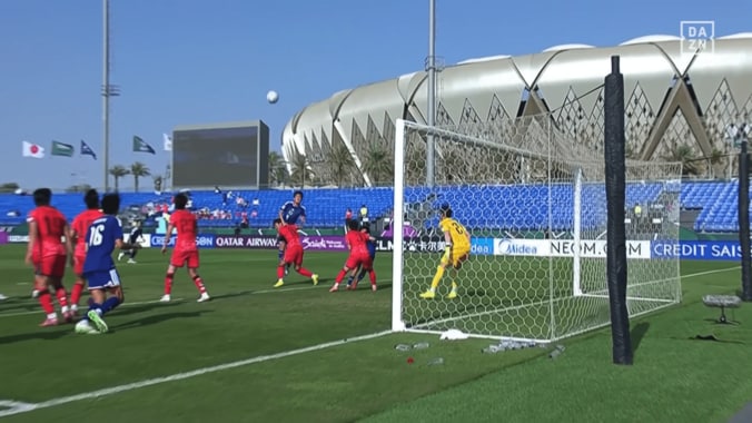 掴まれながらヘディングに持ち込む永野