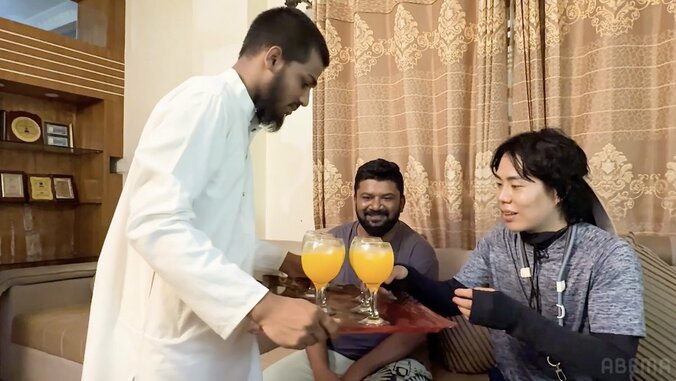 【写真・画像】「すごい権力者…」令和ロマンくるま、バングラデシュの超豪邸を訪問！監視カメラの数に衝撃　1枚目