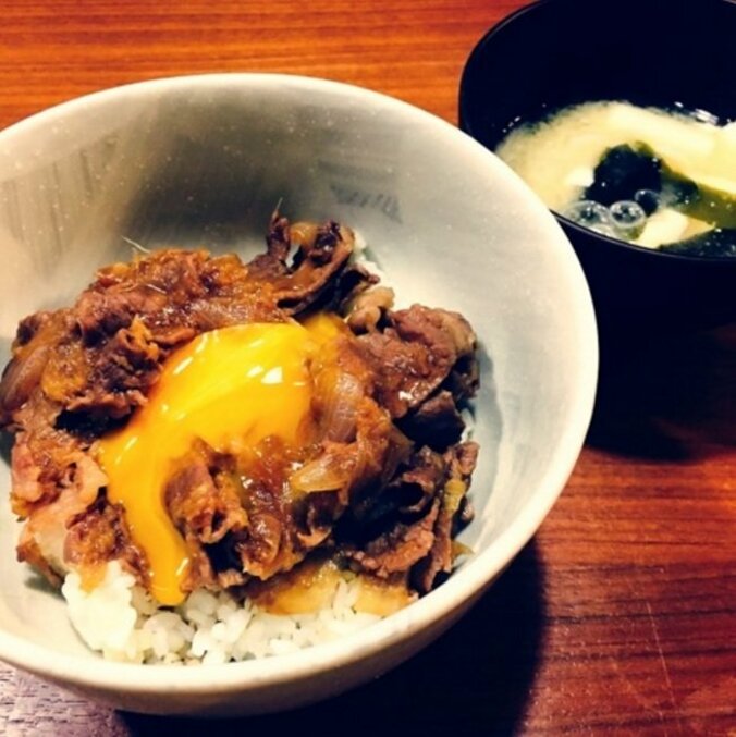 波瑠の非フォトジェニ料理に「逆に食欲そそる」　牛丼に絶賛の声 1枚目