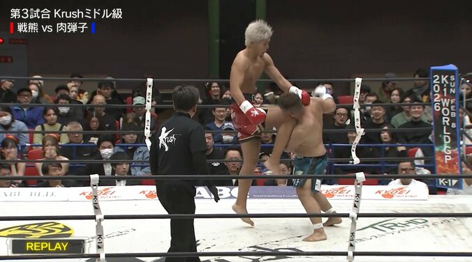「真空飛びヒザ蹴りだ」戦慄の“一撃” 衝撃KO「これは頑丈でも無理なやつ」ファン驚き 3枚目