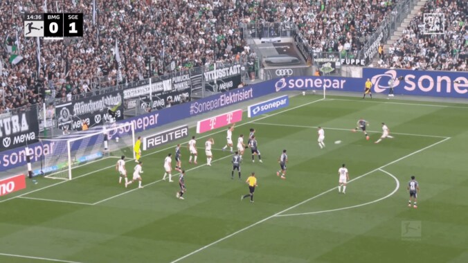 偶然の神プレー！？ 堂安律の“珍しすぎるアシスト”が「結果的にドンピシャクロス」「超ラッキー」ファン騒然の一部始終 3枚目