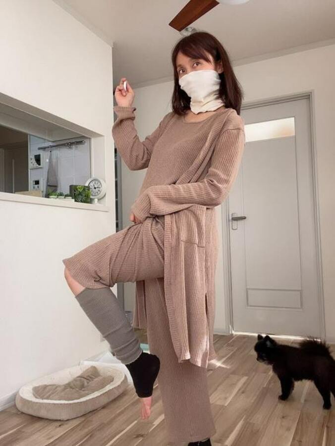  吉木りさ、自宅での衝撃的な部屋着姿を公開「風邪を引きたくない」  1枚目