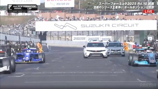 サーキットに現れた「civic typeR かっくいー」 実は今季新たに「仲間入り」ファン垂涎の “純白2号機”は左ハンドル仕様 2枚目