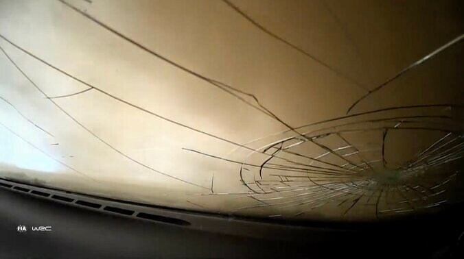 横転した瞬間の車内