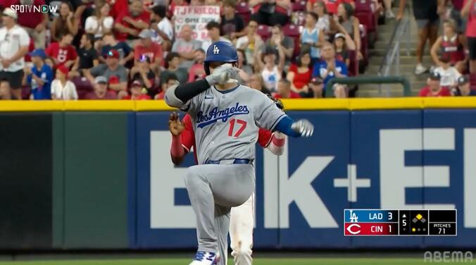 ドジャースの大谷翔平投手がタイムリー直後に塁上で歓喜の腰振りダンスを披露