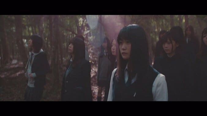 欅坂46、新曲「避雷針」MVで平手友梨奈がフードをかぶり暗闇の中を練り歩く 12枚目