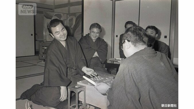 1969年1月7日 大山康晴名人に勝ち、十段位を獲得した加藤一二三八段（提供：朝日新聞社）