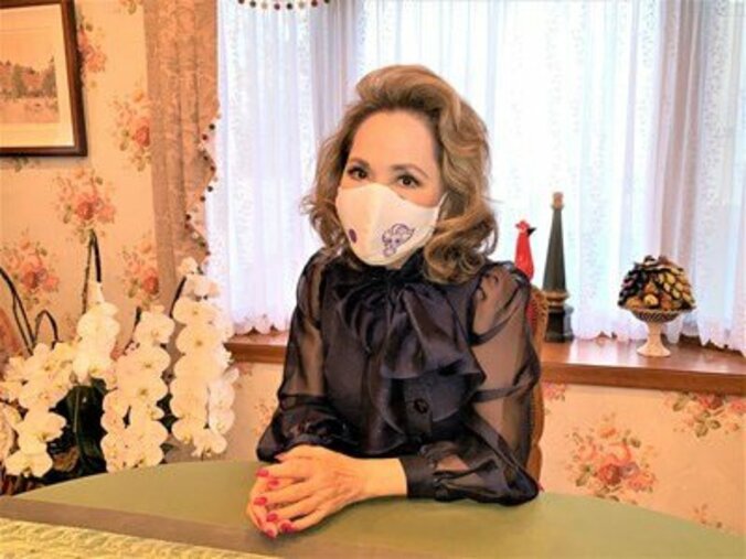 デヴィ夫人、友人から届いた手作りマスク姿を披露「何度でも洗って使える」 1枚目