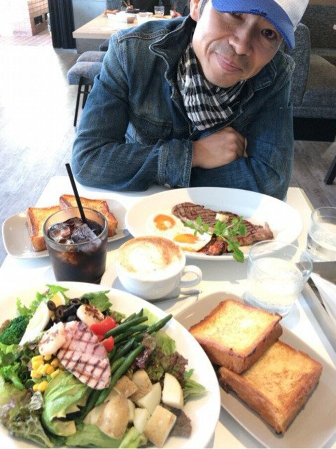 Take2・深沢邦之、妻・田中美佐子と結婚記念日デートし嬉しい悲鳴「ヤバイ！食べきれないかも？！」 1枚目