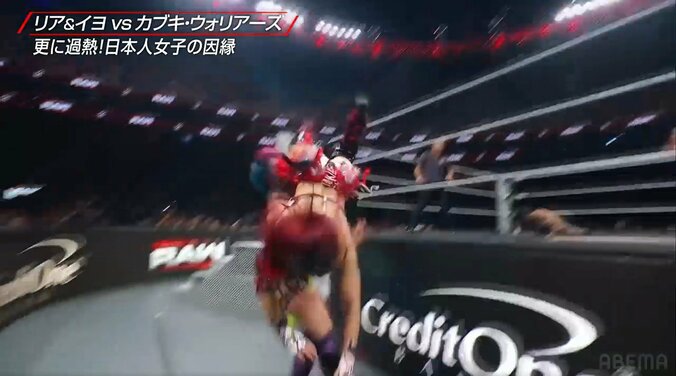 「やっちまった」「首大丈夫」日本人女子スーパースター、頭から場外に落下 あわやの場面にファンひやり 4枚目