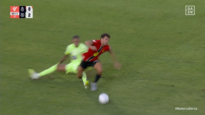 「さすがにレッドカードやろ！」バルサFWの“やりすぎ後方タックル”に大ブーイング！「マジで危ない」「審判が問題」相手スタッフが詰め寄って一触即発 2枚目