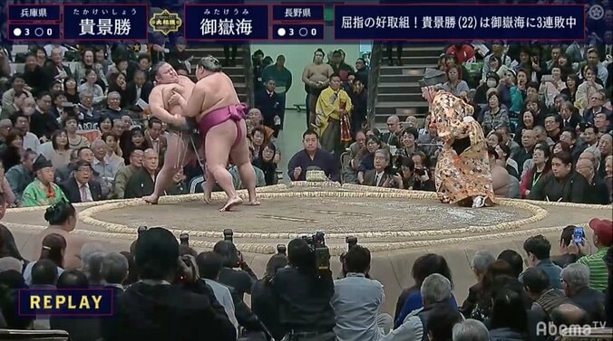 期待の若手対決　御嶽海が貴景勝に快勝で4連勝　次世代担う日本人力士の好勝負 1枚目