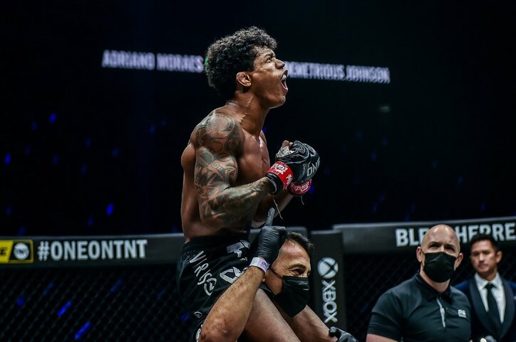 「事件が起きた！」5094日、“一度も”倒されなかった男の衝撃KO負けに実況驚き