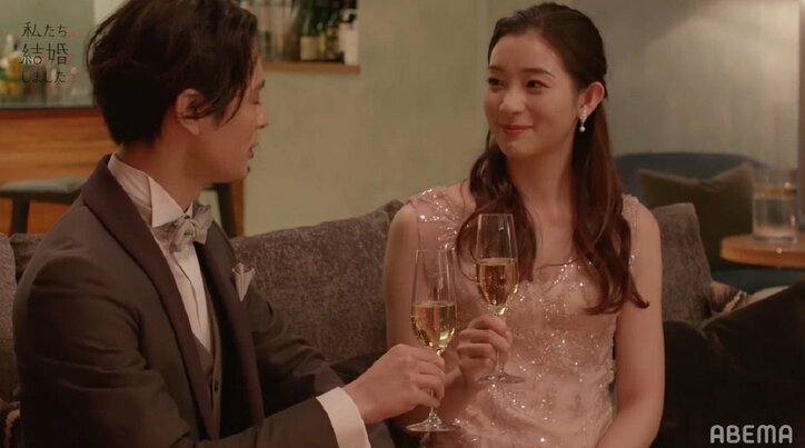 足立梨花、塩野瑛久と挙式後に2人だけのパーティ!“塩野梨花”の署名に結婚を実感『私たち結婚しました2』第5話