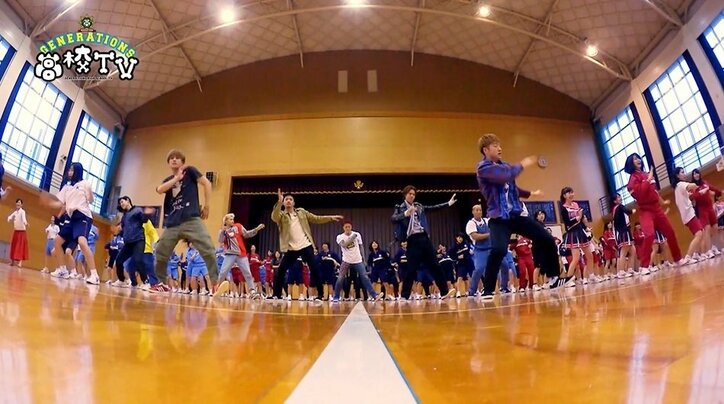 GENERATIONS　 高校生100人と『太陽も月も』ダンスを披露