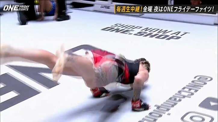 腹筋バキバキ女子が衝撃KO！ レフェリーの後頭部にあわや一撃でヒヤリ 奇妙な“勝利の舞”も披露