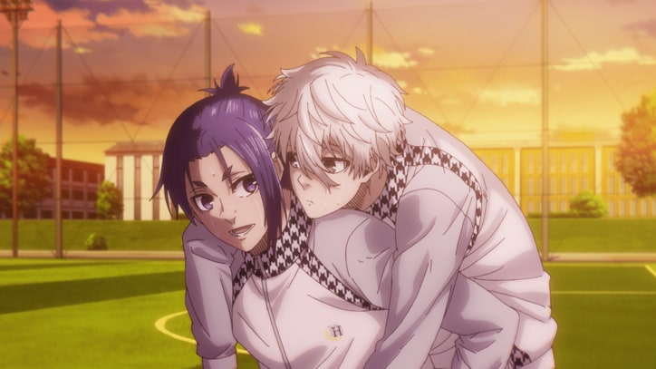 映画「劇場版ブルーロック -EPISODE 凪-」ラスト場面カット おんぶ凪誠士郎、御影玲王