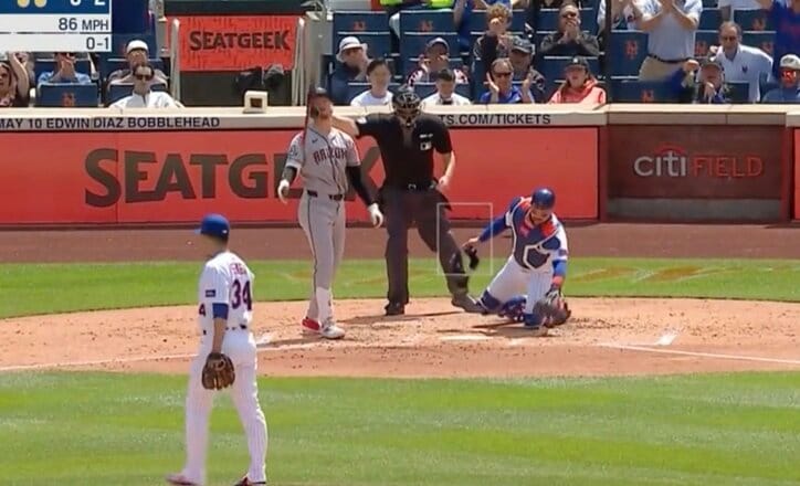 【写真・画像】何故、そこに投げた！？  今永昇太の“想定外の魔球”にイライラ「これは打てない」 意表突かれた怪物打者が“三振バット投げ”「さすが今永先生」　1枚目