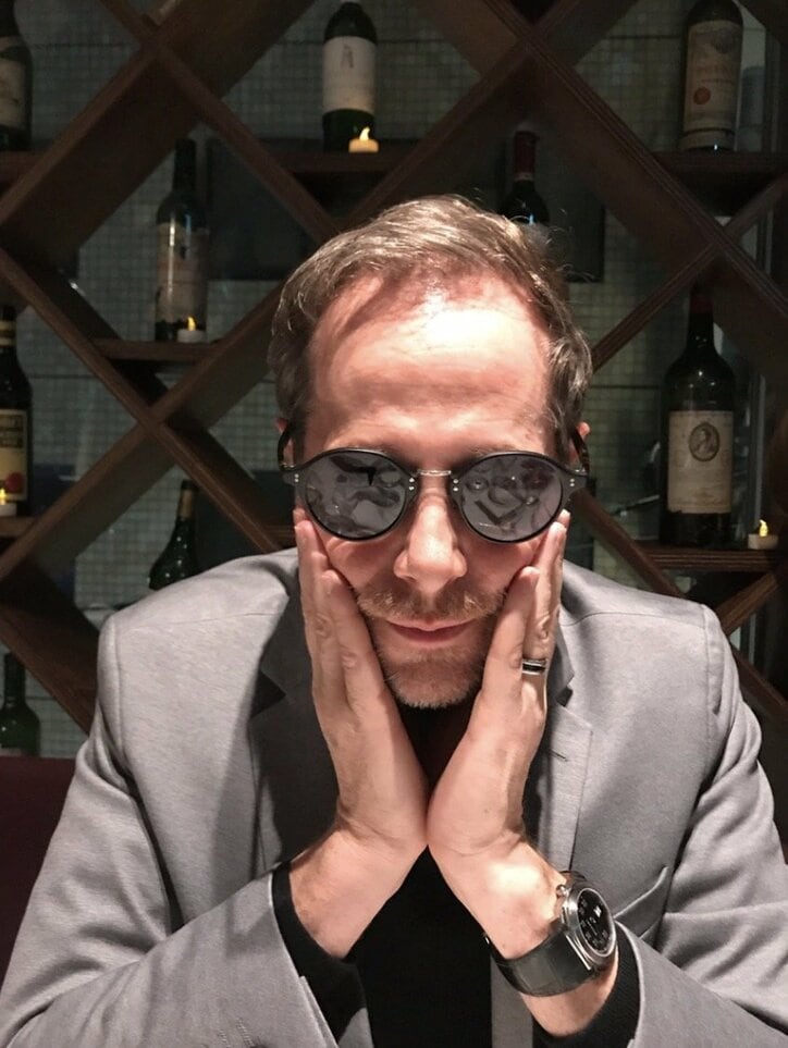 アンミカ、夫の誕生日パーティーでのキスショットを公開「こんな可愛い喜び方をする48歳！たまりません！！！」