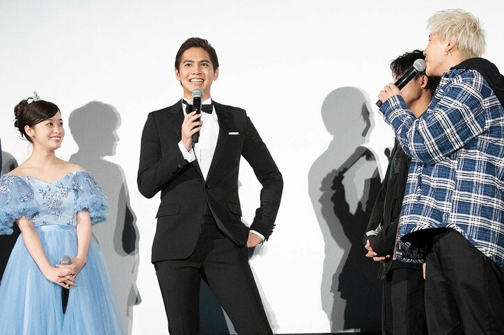 片寄涼太&橋本環奈の舞台挨拶にGENERATIONSがサプライズ登場!ファンも大喜び 映画『午前0時、キスしに来てよ』