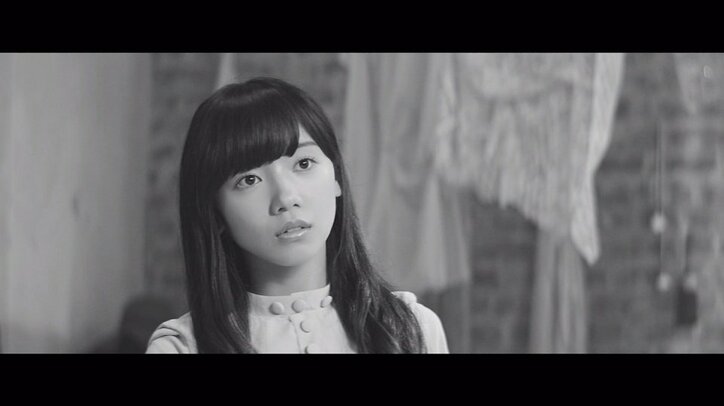 けやき坂46、カラフルな衣装で新曲「それでも歩いてる」MVを美しく彩る