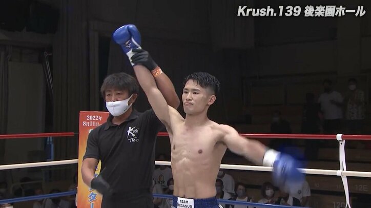 「デビュー戦で秒殺!」実況絶叫 “くの字”で崩れ落ちる衝撃KOに「早すぎて見逃した」驚きの声