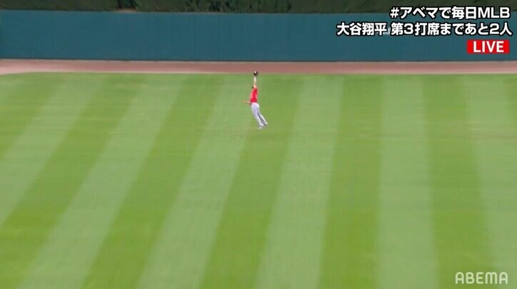 “名手”ベラスケスのまさかのミスに味方も唖然 直後にトラウトが“スーパーキャッチ”でカバー 「アニキが飛んだ」「ナイスすぎる」
