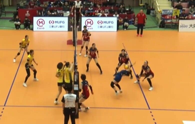 バレーボール、“止めまくる”女子選手が躍動 迫力ブロックに相手リベロが吹き飛ぶように仰け反る