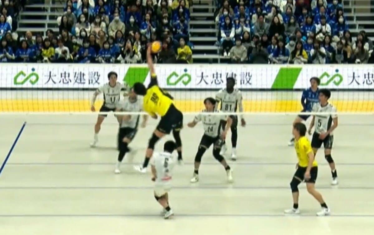 男子バレー、味方まで飛び越えた…衝撃バックアタック 驚きの光景に