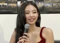 ジェニー、BLACKPINKが影響を与えた40人に選ばれ満面の笑み「メンバーのみんな大好き」ステージ前のルーティン明かす