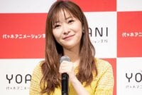指原莉乃、デコ出しちょんまげヘアのリラックススタイルを披露 膝上には“プロの猫”