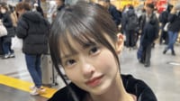 “AI級美少女”で2児の母 藤咲凪(25)チェック柄のビキニ姿で子どもとプールを満喫「神々しい」
