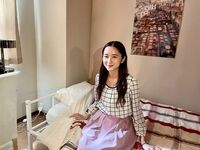 『言霊荘』堀田真由のベッドに腰を掛けるキュートなオフショットに「可愛すぎるっ」「横顔大好き」の声