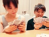 佐々木希、すっぴんお団子姿でトランプ 「オフスタイルかわいい」と絶賛の声