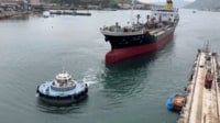 【映像】小さなタグボートが大型船を引く様子