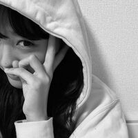 「可愛い、、」「何着ても似合いますね」大友花恋、フードを被ったモノクロピースショットに反響