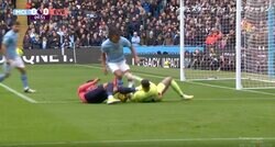 アーセナル冨安も顔面を蹴られていた！史上最悪の愚行… 顔面に強烈キックが炸裂した瞬間　マンC守護神をノックアウトした“顔面キック常習犯”の危険プレー