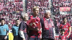 「優磨めちゃめちゃツンデレ」鹿島・鈴木優磨、“噂”の祖母が花束贈呈で気合注入！頭をはたかれはにかむ仲良しショットに「絶対いい人だよな」「玄関で10分説教してたように見えない」