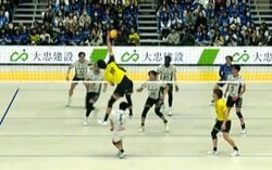 男子バレー、味方まで飛び越えた…衝撃バックアタック 驚きの光景に「跳びすぎだろ笑」「人越えのアタック」ネット震撼