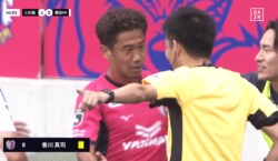 「珍しくキレてる」元日本代表10番が激昂！「ピッチレベルだとよっぽど酷い判定だったのか」「しつこいと退場に…」香川真司が警告でも主審に猛抗議→敵味方がなだめる事態に